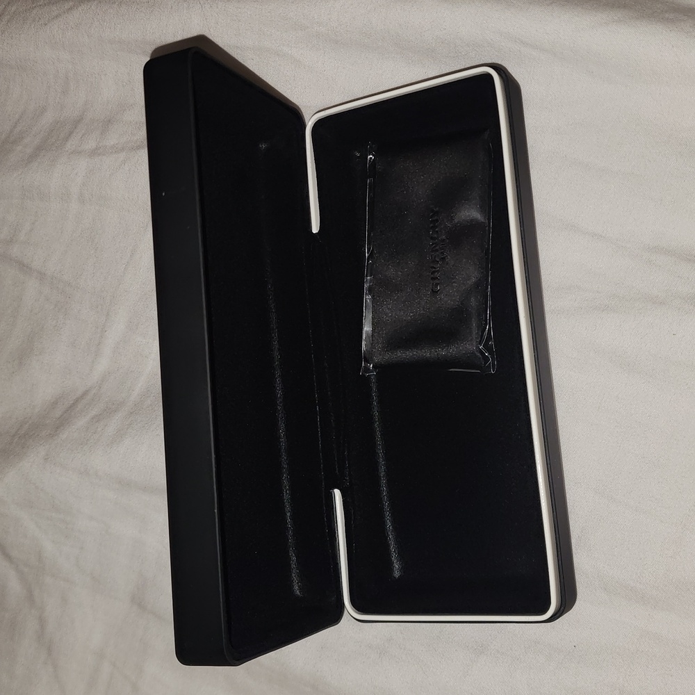 Givenchy hard case shell - Picture 3 of 5